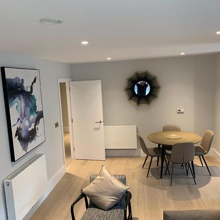 Heathrow North Apartments By Charles Hope เฮาน์สโลว์ ภายนอก รูปภาพ