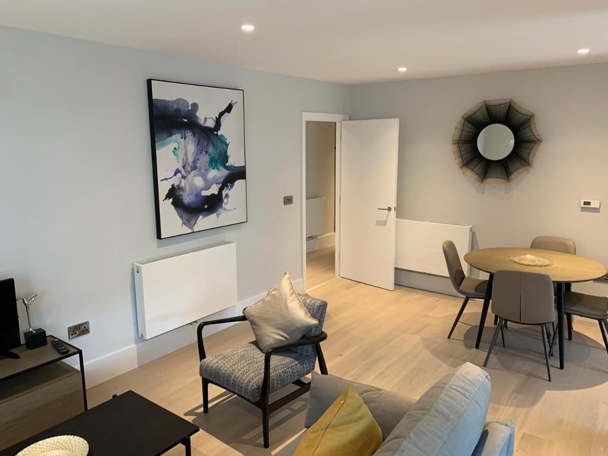 Heathrow North Apartments By Charles Hope เฮาน์สโลว์ ภายนอก รูปภาพ