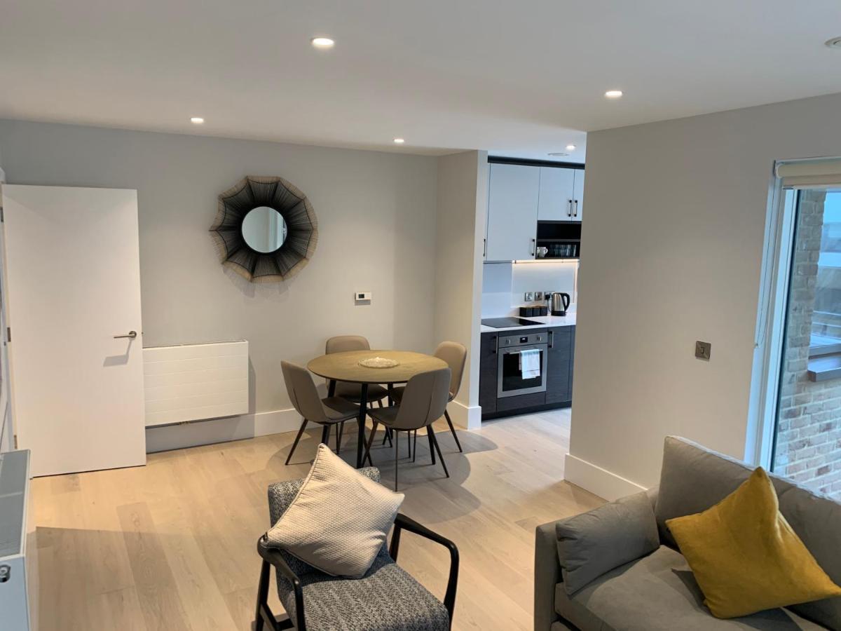 Heathrow North Apartments By Charles Hope เฮาน์สโลว์ ภายนอก รูปภาพ