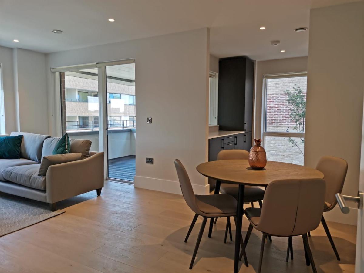 Heathrow North Apartments By Charles Hope เฮาน์สโลว์ ภายนอก รูปภาพ